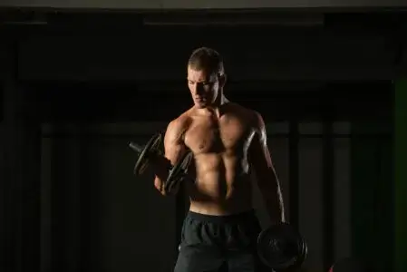 Curl biceps alterné avec haltères l’exercice idéal pour renforcer vos bras efficacement 1 CURL BICEPS ALTERNÉ AVEC HALTERES