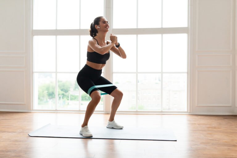 Squat avec Élastique : L’Exercice Idéal pour des Jambes Toniques 2 Squat avec élastique
